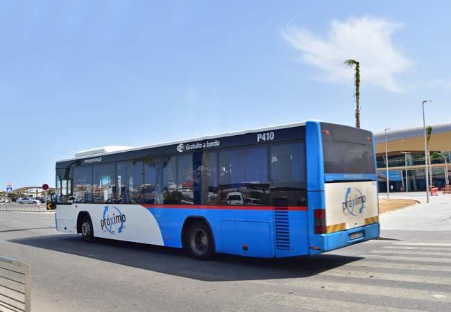 Die Buslinie 16 vom Flughafen ins Stadtzentrum von Faro