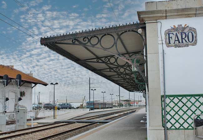 Der Bahnhof Faro ist klein und bietet einfache Umsteigemöglichkeiten