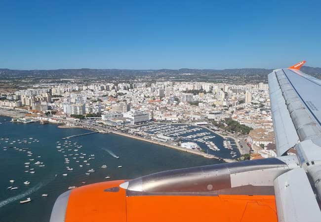 Die Flugroute zum Flughafen Faro führt über die Stadt Faro